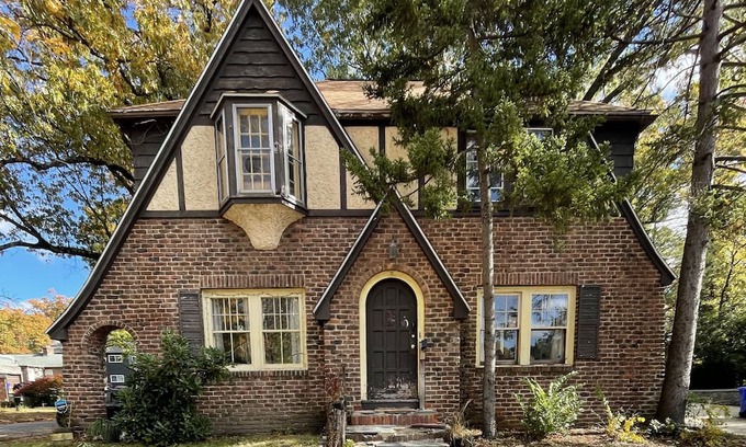 Springfield House | Comfortable Tudor next to all the w MA college’s . lake and park steps away, MGM