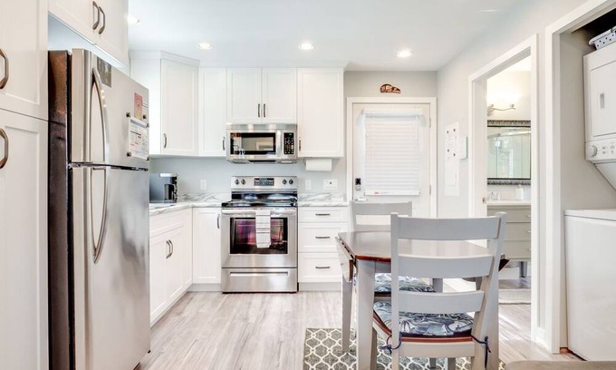 Port Alberni House | The Bear Studio House: Open concept house that sleeps up to 4