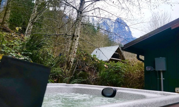 Gold Bar Cabin | The Lily Pad - rustic cabin for 2+pets, mountain view, river access