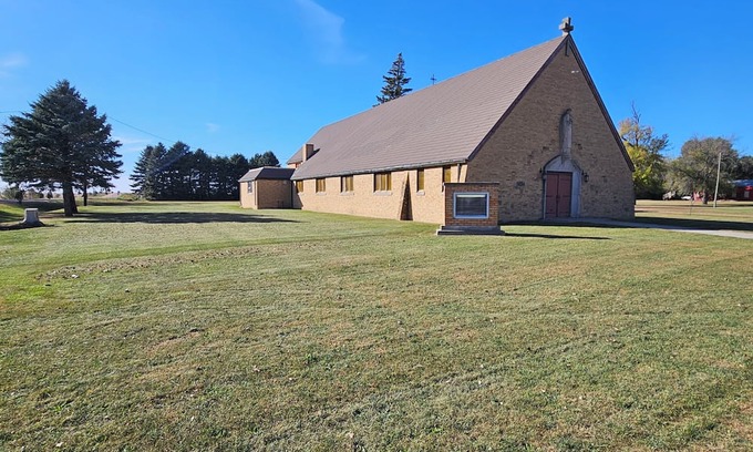 Oldham Cabin | unique 3BR lodge w/basic amenities & two RV's on 1.58 acres in beautiful Oldham