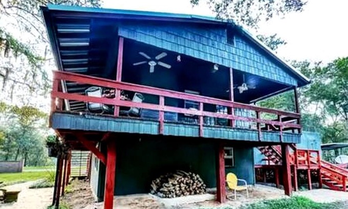 Jefferson Cabin | Lakefront Family Cabin with Jacuzzi, Fire Pit and Yard in Texas