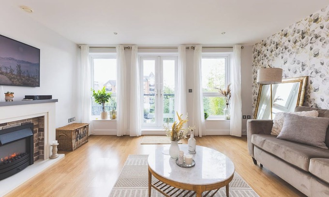 Syon Apartment | Elegant 2 BDR 2 Bath Apartment with Canal Views