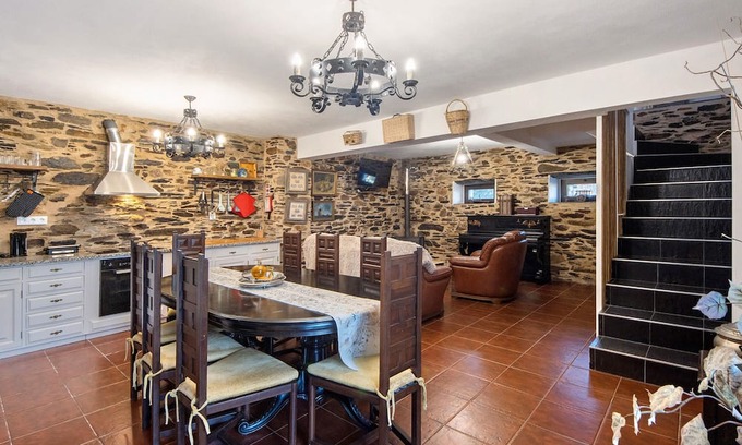 Arouca House | Holiday Home 'T3 Da Chica' with Shared Pool, Wi-Fi and Air Conditioning