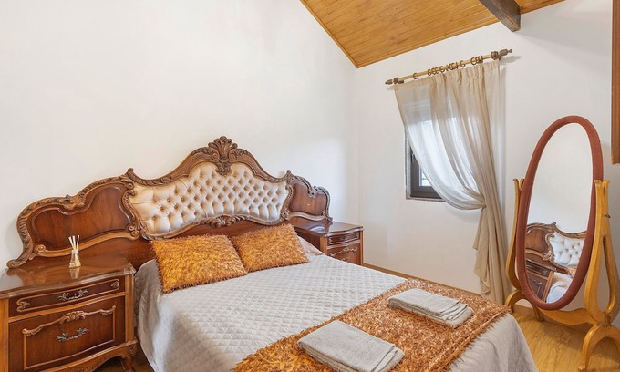 Arouca Apartment | 'Margarida' Room with Shared Pool, Wi-Fi and Air Conditioning
