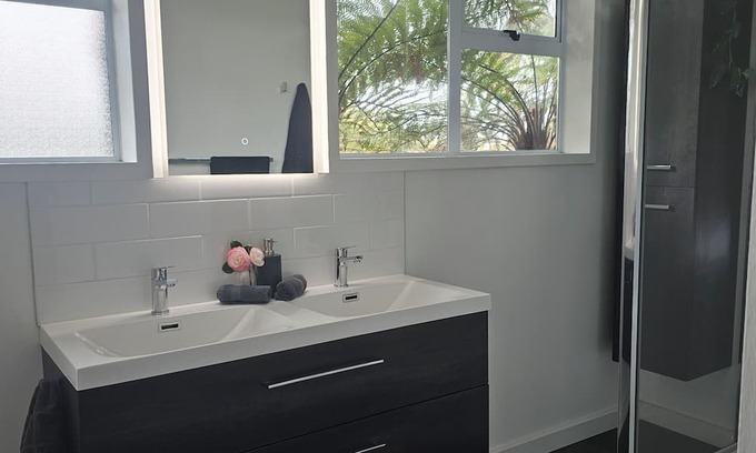 Hokitika House | Livingstone Retreat is perfect for family's & large groups to relax & enjoy!