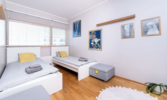 Old Town Apartment | 2BR/Balcony/parking garage/Wi-Fi/next to Old Town