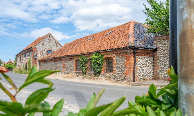 Weybourne Apartment | Tucked away in the heart of the coastal village of Weybourne, within easy walking distance of the be