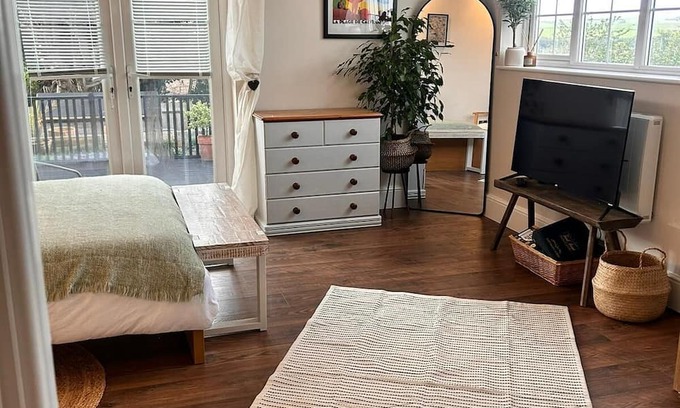 Brighton Cabin | Self-contained cabin with stunning views!