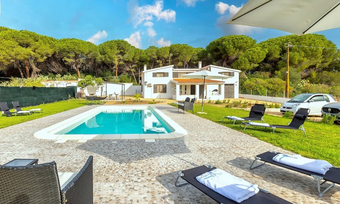 Sorso Villa | Villa 'Giovanna' with Private Pool, Wi-Fi and Air Conditioning
