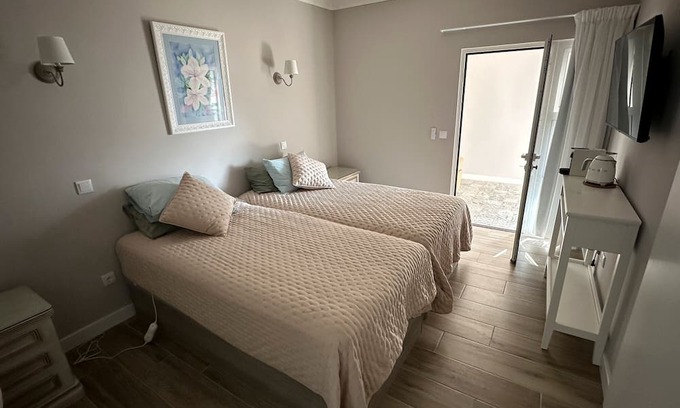 Silves Apartment | Room 'Orange Blossom Grove - 2' with Shared Terrace, Wi-Fi and Air Conditioning