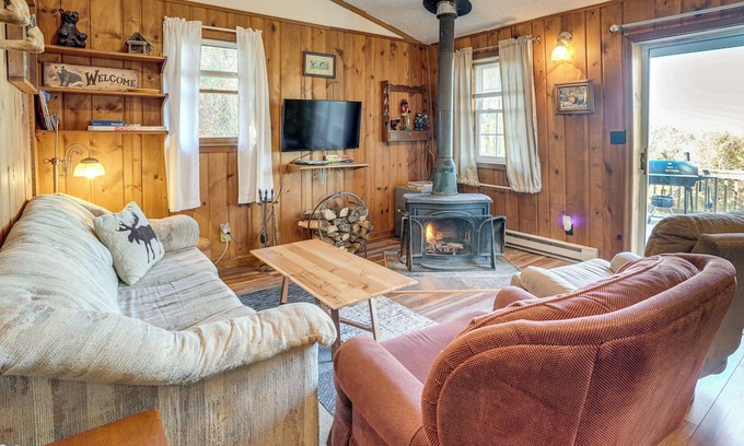 Stanley Cabin | 7 Mi to Main Street: Cabin w/Deck in Stanley!