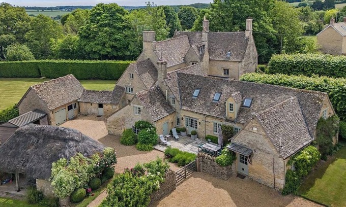 South Leigh House | Finstock Manor, a Grade II listed retreat in the Heart of The Cotswolds.