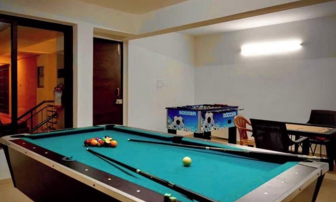 Saunta Vaddo Apartment | Chic Baga Studio Pool/Gym/Jacuzzi Walk To Beach