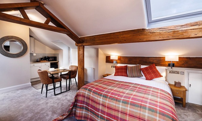 Padfield Apartment | Located in the heart of Glossop in the High Peak, Westwood Boutique Aparthotel combines comfort with convenience. Set against the breath-taking backdrop of the Peak District.