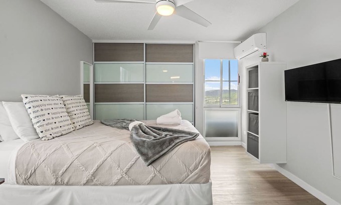 Sardinera Apartment | Oceanfront | Marina-View Balcony | Swimming Pool | Air-Conditioned