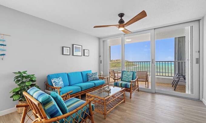 Sardinera Apartment | Oceanfront | Marina-View Balcony | Swimming Pool | Air-Conditioned