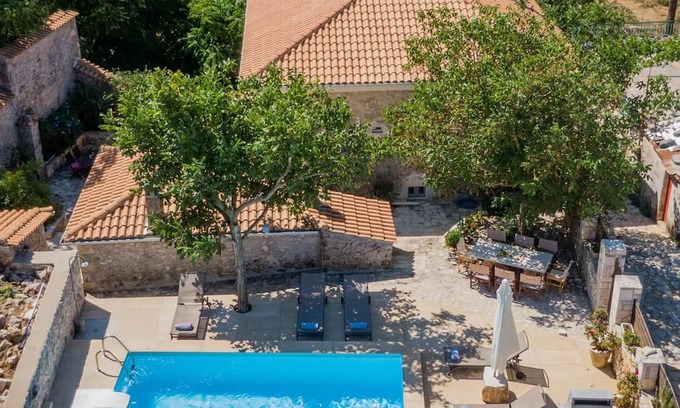 Loucha Villa | Villa "Callisto" with Mountain View, Wi-Fi, and Air Conditioning