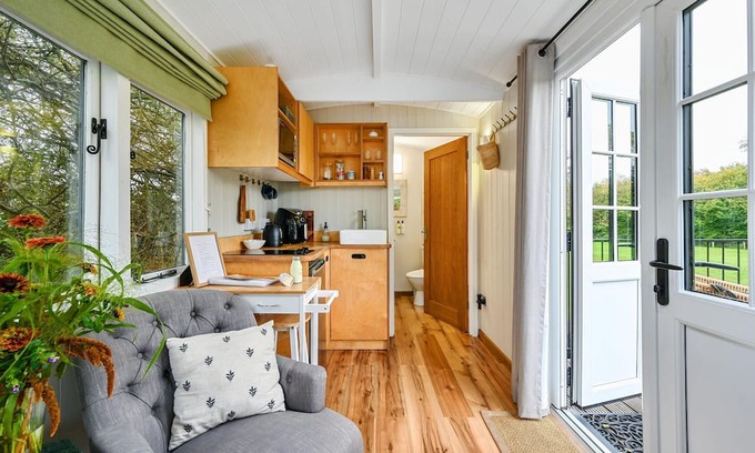 Blackham Cabin | Badger Shepherds Hut - a holiday let that sleeps 2 guests in 1 bedroom