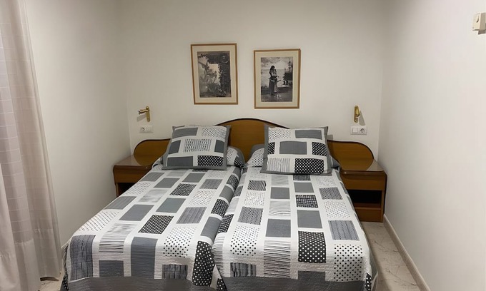 Figueres Bed & Breakfast | Bed and Breakfast 'Habitació Familiar' with Balcony, Wi-Fi, and Air Conditioning
