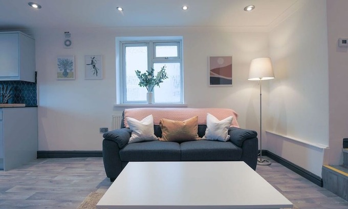 Cathays Apartment | Chic 3-Bed Retreat in Cardiff