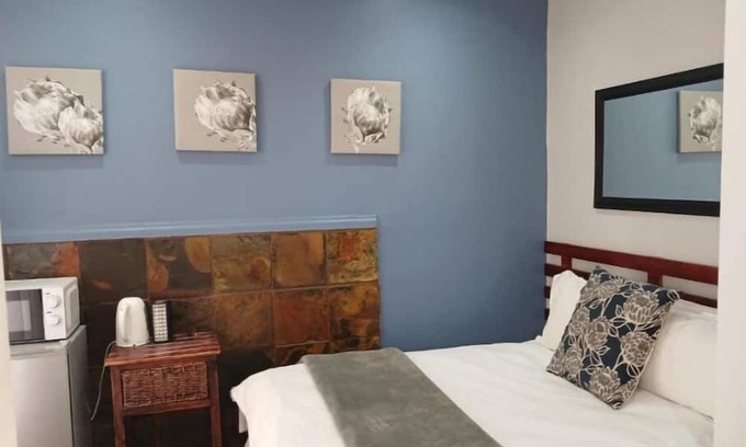 Fichardt Park Apartment | Orchard Guesthouse Double Room with Pool View 2