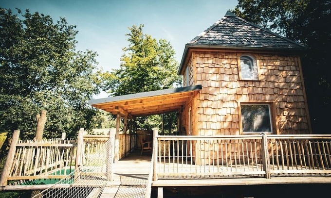 Zernien Cabin | Sustainable Picus Viridis tree house with sauna and hot tub in the countryside