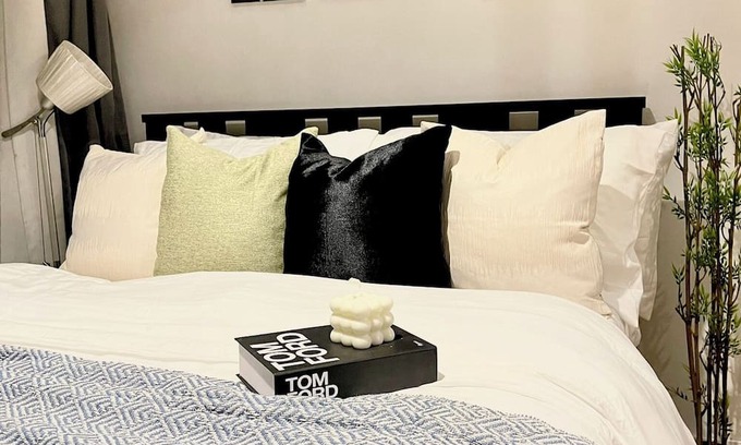 Makati Apartment | 1 BR unit with Rockwell Makati City Balcony View