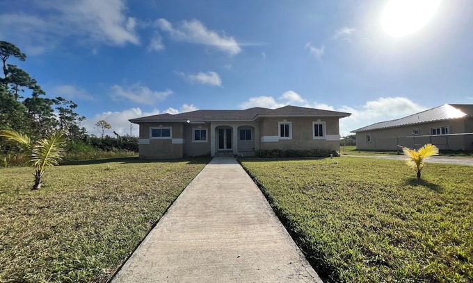 Williams Town House | Charming 3-bedroom house with AC, WiFi in lovely Freeport