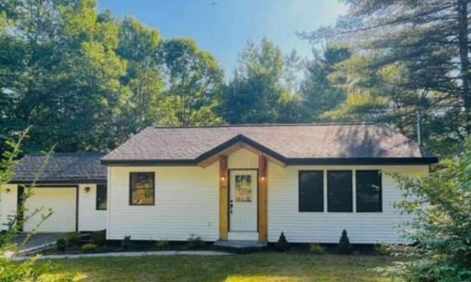 Gloversville House | Adirondack Getaway-2 Bed 1BR w/bonus room-Located at the foot of the Adirondacks