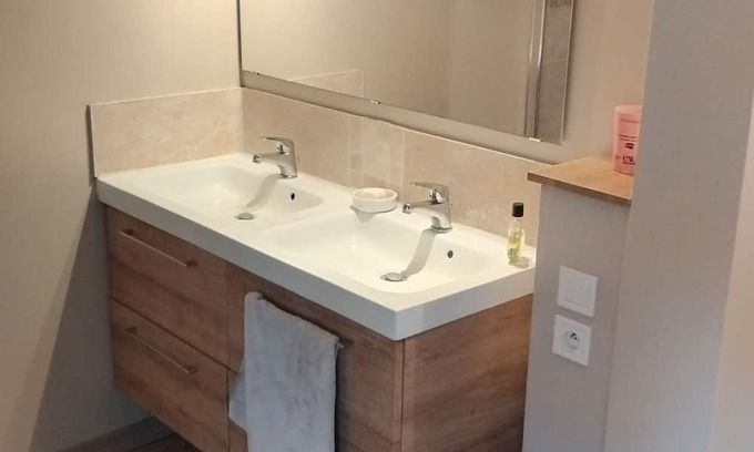 Vigoulet-Auzil House | Quiet house on the edge of a forest next to a lake