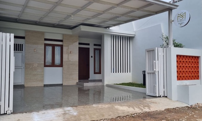 Bandar Lampung House | Semesta Lux Family Guesthouse - 3BR house in Lampung with AC, wifi, and kitchen.