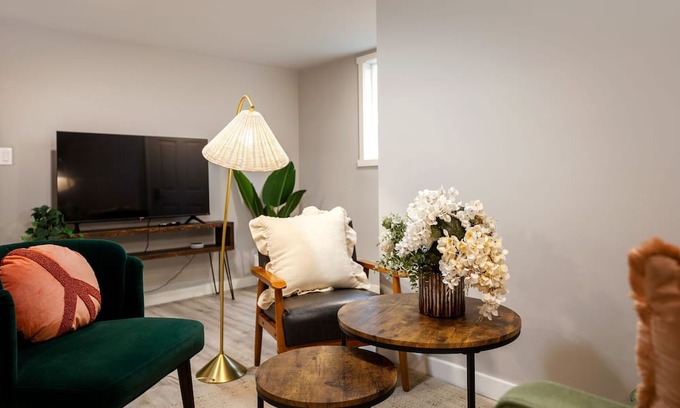 Bryn Mawr-Skyway House | Cozy and Bright Renovated 2B Lower (private entry)