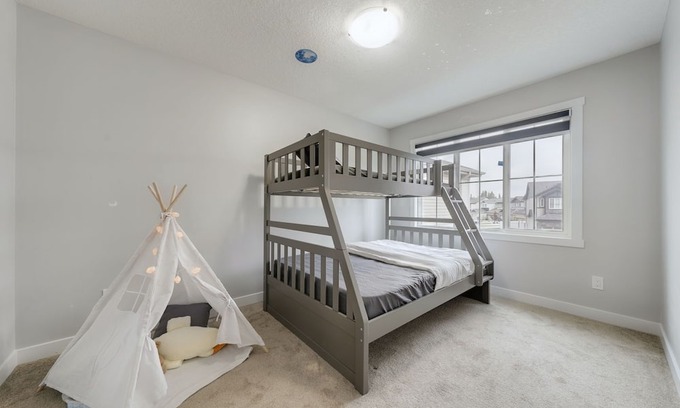 West Edmonton House | Luxurious West End Escape close to River cree casino and WEM
