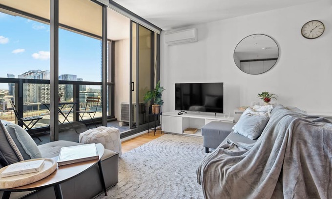 Melbourne Central Business District Apartment | Cozy 2BR | amazing views + pool & gym (accommodates 6 people)