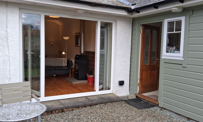 Kippen Cottage | Cosy cottage with kitchen, log burner & private patio in rural village