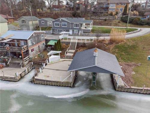Port Dover House | River front 4 bedroom cottage with boat dock